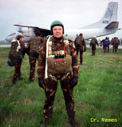 1995. Desszant ejtőernyős ugrás - forrás: Dr. Remes