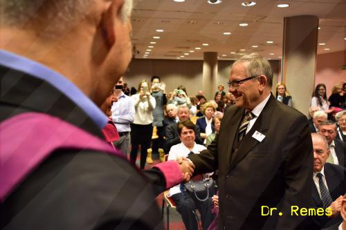  Dr. Remes Péter átveszi aranydiplomáját - forrás: Dr. Remes
