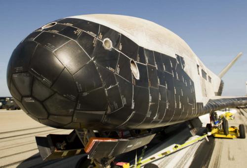 X-37B jelű titkos amerikai űrrepülőgép vontatása - forrás: internet
