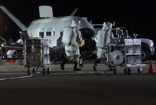 Az X-37B jelű titkos amerikai űrrepülőgép földi kiszolgálása egyik bevetése  után - forrás: internet