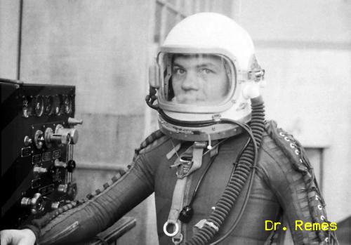 Túlnyomásos oxigénlégzés KPT készülékkel 1972-ben a Kirov Katonaorvosi Akadémián a repülő- és űrorvosi kiképzésen - forrás: Dr. Remes