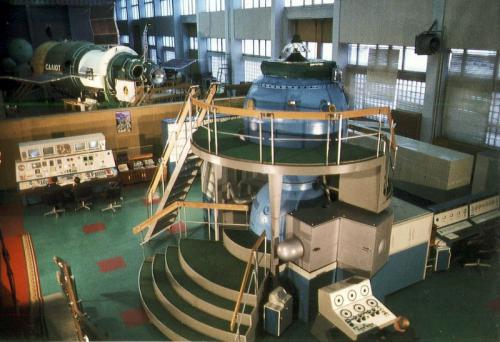 A csillagvárosi Űrhajós Kiképző Központ nagy gyakorlóterme a Szaljut-6 űrállomással, és a Szojuz űrhajóval, ahol az Interkozmosz repülések vizsgáztatásai folytak - forrás: Dr. Remes digitális archívum