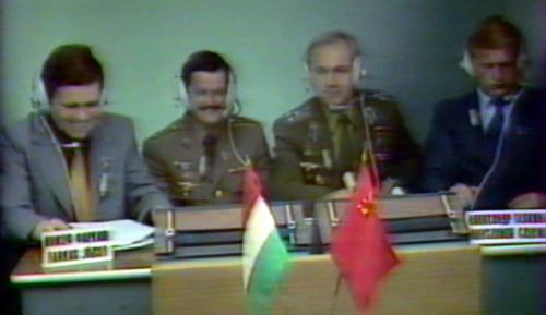 A rakéta közelében a tv stúdióvá átalakított Ikarusz buszban Farkas József, Magyari Béla és V. Dzsanibekov, valamint a szovjet riporter - forrás: MTV