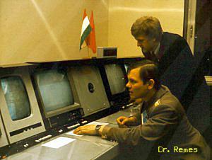 Dr. Remes Péter orvos őrnagy és Gyurkó Imre szakértő a magyar űrrepülés idején a CUP-ban. A kommunikációs panelen gombok lenyomásával, illetőleg tárcsázással elképesztő mennyiségű információ közül lehetett válogatni. A következő panel - már abban az időben is - a nagyfelbontású (HD minőségű) kép továbbítására, és fogadására volt alkalmas. A következő monitorra a CUP-ba bejövő űrbéli videókat, a jobboldalin pedig az űrbe sugárzott képet lehetett látni. Ezután ismét egy HD monitor következett, majd a sort a kommunikációs panel zárta le