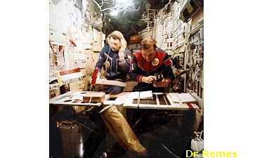 A Szaljut-6 fedélzetén balról Farkas Bertalan rádiózik, jobbról V. Kubaszov a Balaton műszerrel a 'Rabotoszpaszobnoszty' kísérletet végzi