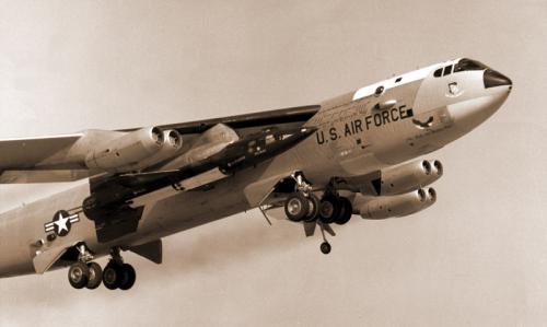 Egy B52-es felfüggesztésében egy X-15-ös kísérleti rakéta repülőgép. - forrás: NASA