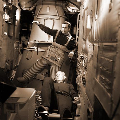 P. Popovics és J. Artyuhin 1974-ben az Almaz katonai űrállomás fedélzetén a vákuum csizmával és a bicikli ergométerrel a napi edzésüket végzik - forrás: РГАНТД