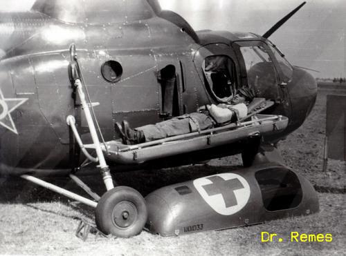 A képen egy MI-1-es helikopter látható egy egészségügyi gyakorlaton, ahol imitált sérülteken gyakoroljuk a légi sebesült szállítást - forrás: Dr. Remes