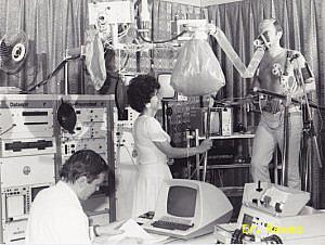 A ROVKI spiro-cardio-ergometriai laboratóriumában a 1980-as években Dr. Remes Péter főorvos és Varsányi Mihályné asszisztensnő vita maxima terhelést végez