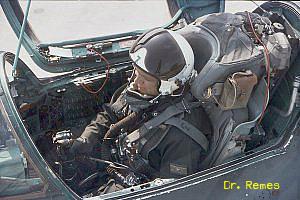 A MiG-21-es repülőgép katapultülésén rögzített Holter készülék reális repülés alatt is rögzíti a pilóta G-terhelés hatására változó EKG-ját