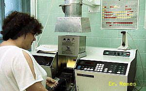 dr. Tóth Erika 1994-ben, a ROVKI kísérleti laboratóriumában