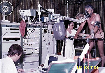 A ROVKI Spiro-cardio-ergometriai Laboratóriumában a 1980-as években balról Dr. Péter Ildikó orvos alezredes, Dr. Remes Péter orvos ezredes, Varsányi Mihályné asszisztensnő egy vizsgálati személy vita maxima terhelését végzi