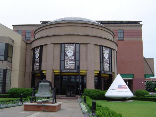 A képen az űrkabin már időkapszulaként látható Grand Rapidsban (Michigan), a Public Museum épülete előtt - forrás: internet