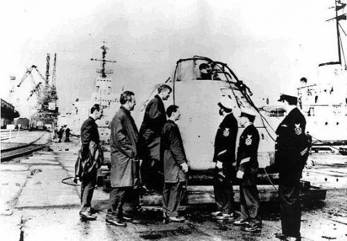 A híressé vált MTI fotó, amelynek felirata szerint „Átadták az Egyesült Államok Képviselőjének az Apollo-program keretében felbocsátott kísérleti kapszulát, amelyet szovjet halászok fogtak ki a Vizcayai-öbölben” - forrás: MTI