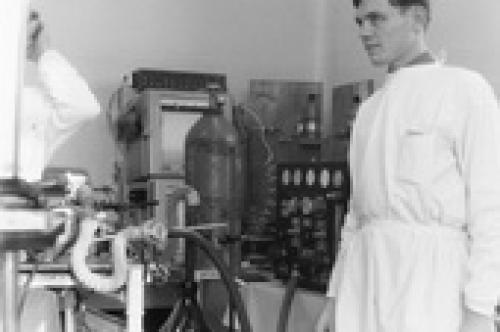 3. ábra. Dr. Remes Péter orvos százados 1972-ben a Szentpétervári Pavlov Intézet (akkori nevén Leningrádi Kirov Katonaorvosi Akadémia Pavlov Intézete) állatműtőjében túlnyomásos oxigénlégzéses vizsgálatokat végez űrkutyákon - forrás: Dr.Remes