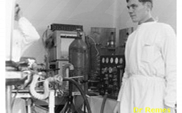 Dr. Remes Péter orvos százados 1972-ben a Szentpétervári Pavlov Intézet (akkori nevén Leningrádi Kirov Katonaorvosi Akadémia Pavlov Intézete) állatműtőjében túlnyomásos oxigénlégzéses vizsgálatokat végez űrkutyákon