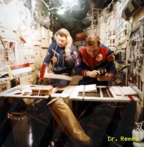 9. ábra. Farkas Bertalan és Valerij Kubaszov, a Szaljut-6 űrállomás fedélzetén az információ feldolgozó képesség változásait méri a Balaton műszer segítségével - forrás: Dr. Remes
