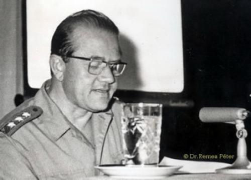 Dr. Echter Tibor orvos ezredes 1969-ben előadást tart a VSZ X. Repülőorvosi Konferenciáján Várnában