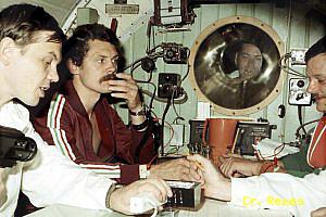 A ROVKI tábori mozgó barokamrájában a magyar űrhajósok kiválogatása alkalmával, az 5000 méteres hypoxiás vizsgálaton balról Dr. Remes Péter orvos őrnagy és Farkas Bertalan, jobbról pedig Magyari Béla látható