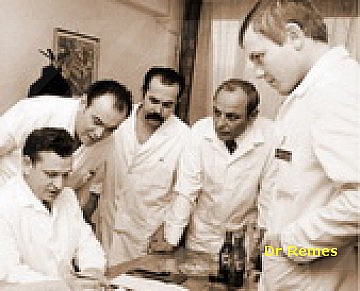 1977. decemberében a moszkvai központi ROB tagjai átveszik a kiválasztott négy magyar űrhajós jelölt egészségügyi dokumentációját a ROVKI tantermében. Balról: a szovjet ROB egy tagja, Dr. Gulyás József orvos őrnagy belgyógyász, Dr. Szekeres László orvos őrnagy szemész, Dr. Kovács Jenő orvos alezredes ROB Elnök és Dr. Remes Péter orvos őrnagy a funkcionális diagnosztika főorvosa
