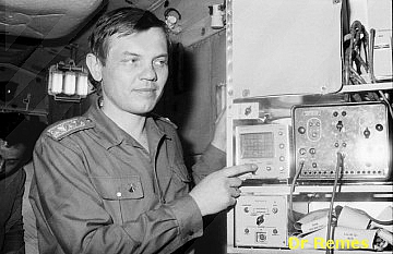 Dr. Remes Péter orvos őrnagy a Szaljut-6 gyakorló űrállomás fedélzetén az űrállomás orvosi műszereivel (a felvétel a magyar űrrepülés idején készült)