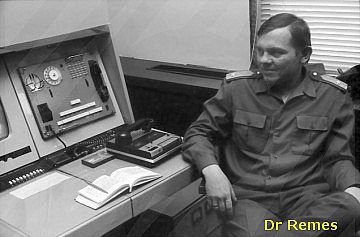 1980-ban, a magyar űrrepülés idején, Dr. Remes Péter orvos őrnagy az Űrrepülések Irányító Központjában, az Interkozmosz szakértők pultjánál az űrrepülés műveleti naplója alapján hangfelvételt készít