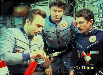 A magyar űrrepülés idején, a Szaljut-6 űrállomás fedélzetén, (balról) V. Popov, V. Rjumin és Farkas Bertalan űrhajósok láthatók, amint a Balaton készülékkel a szellemi munkavégző képesség változásait mérik.