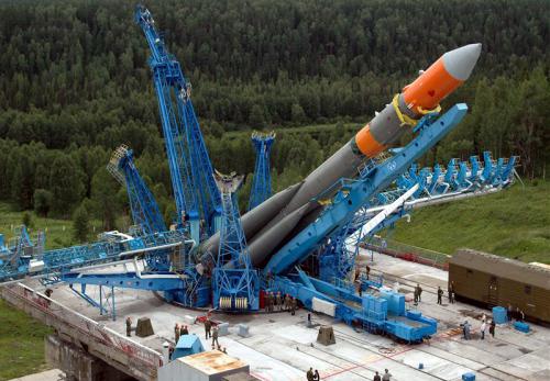 Szojuz rakétát készítenek elő az indításhoz a pleszecki erdőben