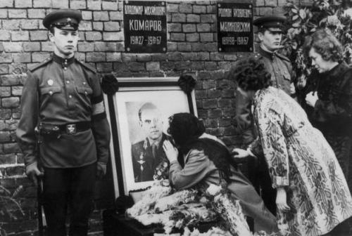 V. Komarovot a Kreml falába temették