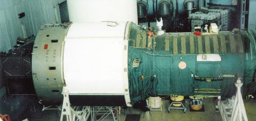 Egy Almaz űrállomás a szerelőcsarnokban