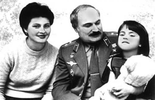 V. Zsolobov repülés után a családjával