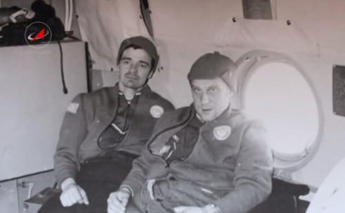 B. Zudov és V. Rozsgyesztvenszkíj a mentés után a helikopter fedélzetén