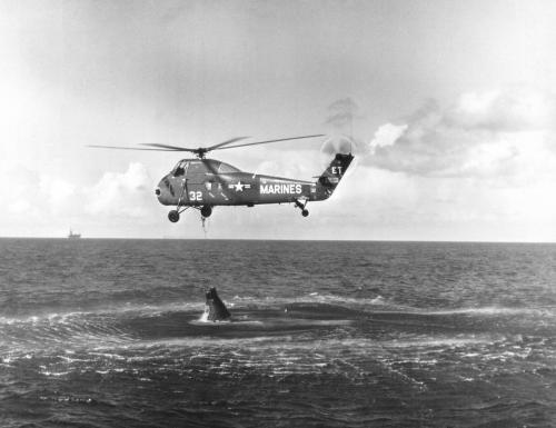 A 32-es oldalszámú helikopterrel történő mentés egy bizonyos pontján, az űrhajó már szinte teljesen a víz felett volt