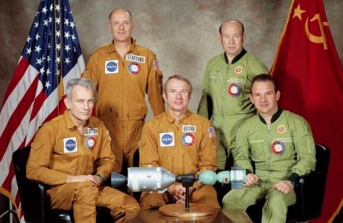 A Szojuz-Apollo program űrhajósai: A. Leonov, és V. Kubaszov, valamint az amerikai T. Stafford, D. Slayton és V. Brand. A maketten jól látható a két űrhajó közötti, feketére festett átmeneti barokamra egység