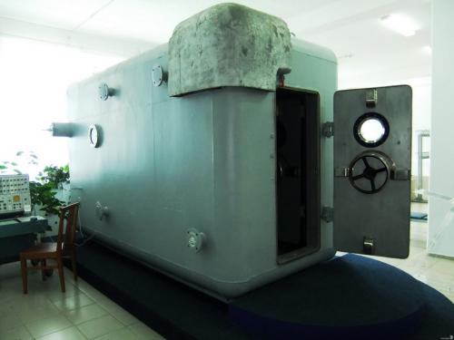 Gagarin városban, az Első Űrrepülés Múzeumában található az eredeti izolációs barokamra, amelyikben V. Bondarenkó megégett. A barokamra felső sarkában meghagyták a zajszigetelés egy darabját