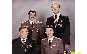 Magyari Béla űrhajós őrnagy, A. Jeliszejev űrhajós repülés vezető, V. Kubaszov űrhajós mérnök, valamint Farkas Bertalan űrhajós alezredes